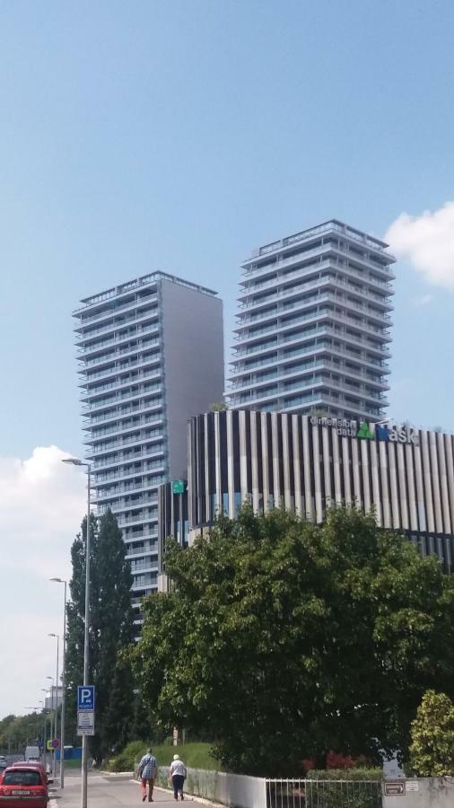 H+ Apartman Letiste Praha Apartment ภายนอก รูปภาพ